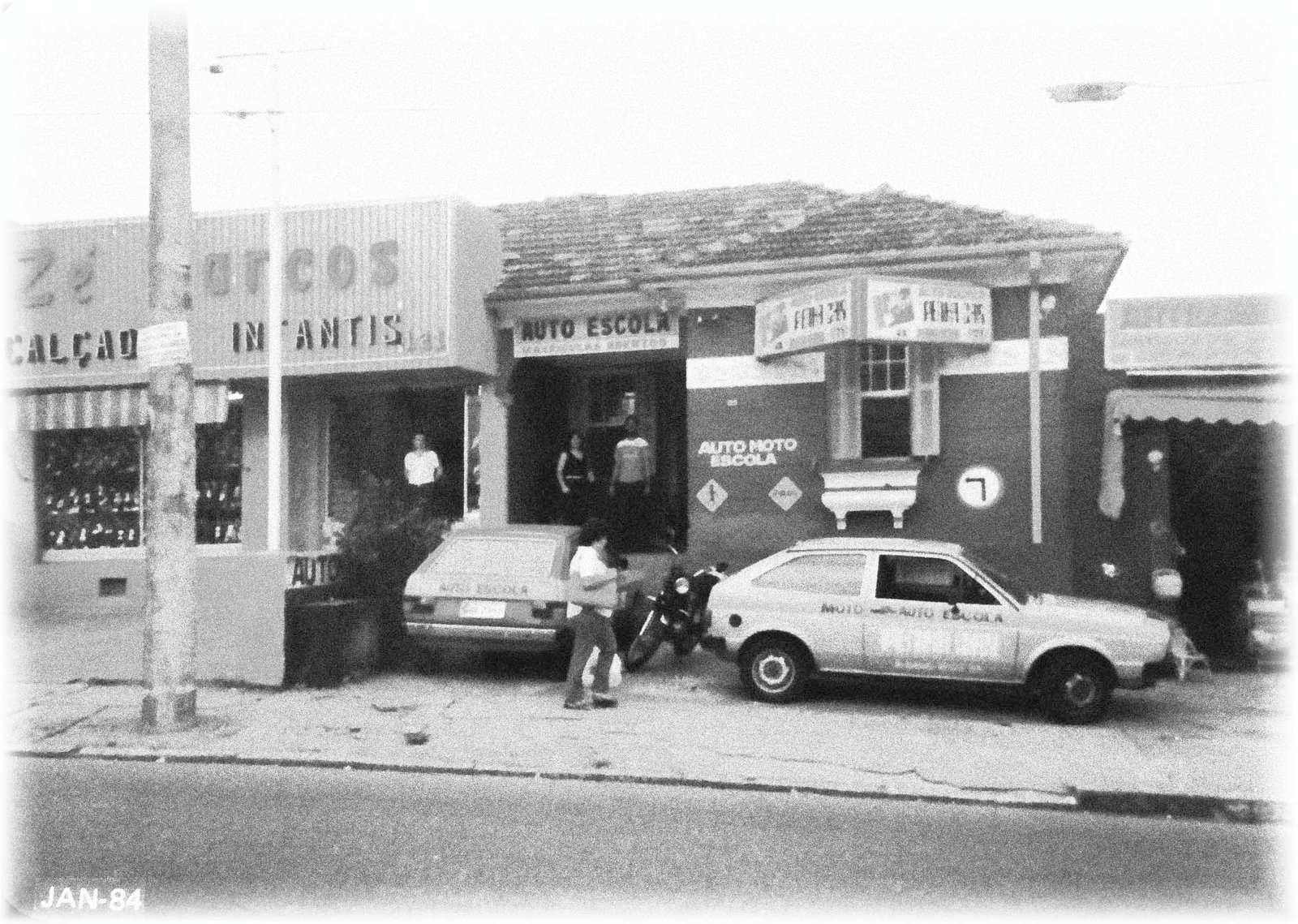 Foto histórica em preto e branco da fachada antiga da Penha Car