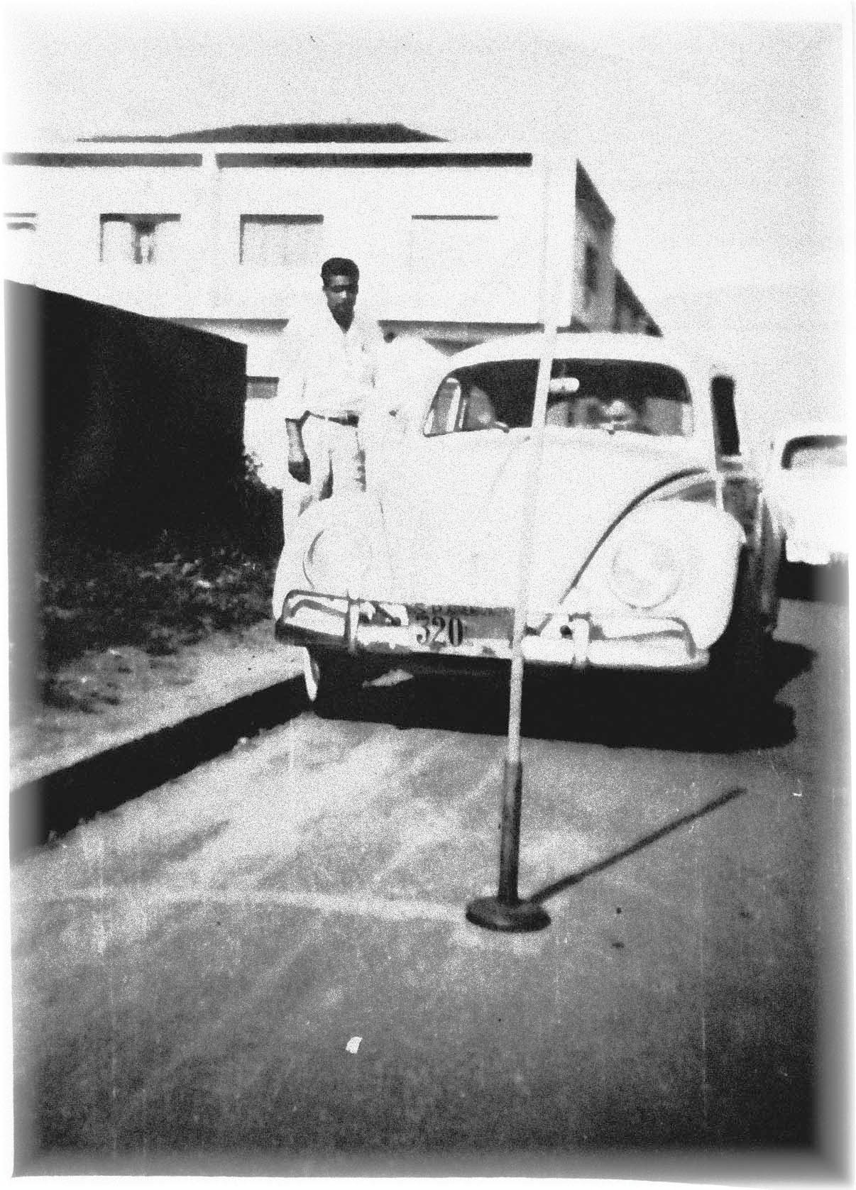 Foto histórica em preto e branco com veículo antigo utilizado pela Penha Car