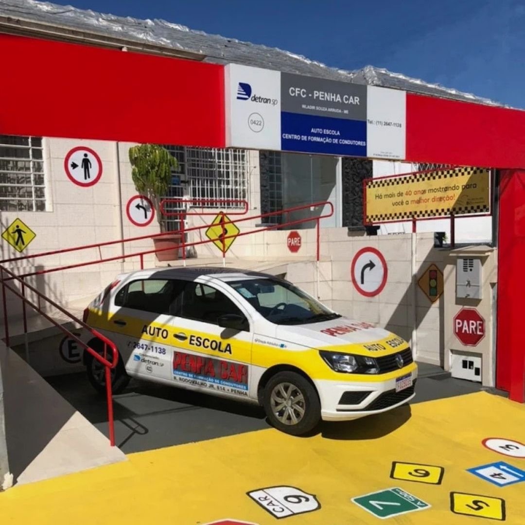 Fachada da Autoescola Penha Car com veículo de autoescola em frente à unidade